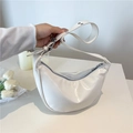 Bolso de hombro blanco tipo media luna en cuero PU brillante con correa ajustable - Blanco