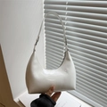 Sac hobo demi-lune en cuir verni blanc crème brillant avec bandoulière réglable - Blanc