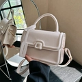 Borsa a tracolla beige minimalista con chiusura a scatto e manico rotondo - Bianco
