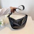 Bolso medialuna negro brillante con herrajes plateados y diseño minimalista - Negro