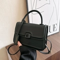 Borsa a tracolla quadrata in pelle nera opaca minimalista con manico e tag moda - Nero