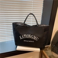 Borsa tote in nylon nero con scritte bianche e manici intrecciati per il pendolarismo - Nero