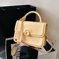 Borsa a mano giallo chiaro in ecopelle con fibbia quadrata e tracolla regolabile - Giallo