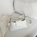 Piccola borsa a tracolla bianca in pelle PU con logo a rilievo e finiture metalliche argento - Bianco