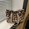 Borsa tote in ecopelliccia leopardata con catena in metallo argento e tracolla in pelle crema - Bianco