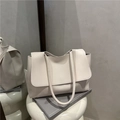 Bolso tote minimalista de piel sintética beige con solapa y correas de hombro largas - Blanco