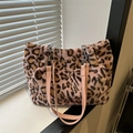 Borsa a tracolla rosa leopardata in peluche con catena d'argento e pelliccia sintetica - Rosa