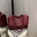Bolso tote grande granate en piel sintética con solapa sobre un soporte blanco - Rojo
