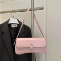 Borsa sottospalla minimalista in pelle rosa chiaro con chiusura ovale dorata - Rosa