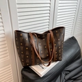 Grand sac cabas marron à imprimé ours sur un livre avec canapé noir en cuir - Marron