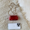Dettaglio mini borsa a tracolla rossa metallizzata con catena dorata e confronto taglie - Rosso