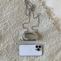 Mini borsa a mano argento a specchio con catena a perle accanto a uno smartphone - Argento