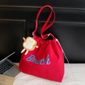 Rote Canvas-Kordelzugtasche mit Beach-Aufdruck und süßem Toast-Plüsch-Anhänger - Mit Anhänger / Rot