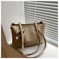 Elegante borsa tote beige in finta pelle con foulard decorativo in seta sul manico - Cachi