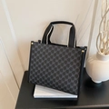 Borsa tote con motivo monogramma NK grigio e manici in tessuto nero in un set elegante - Nero
