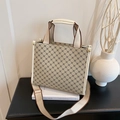 Elegante borsa tote beige con motivo floreale e ampia tracolla regolabile - Cachi