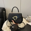 Elegante borsa a tracolla nera con paillettes luccicanti e fibbia in metallo a D - Nero