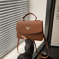 Sac à main marron avec boucle papillon, matelassage en V et bandoulière pour femmes - Marron