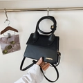 Elegante schwarze PU-Leder Handtasche in Trapezform mit goldenem JINGPIN Logo und Gurt - Schwarz