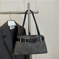 Borsa sottobraccio in finto scamosciato grigio scuro con cinturino in pelle nera e fibbia - Nero
