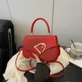 Borsa a sella retrò rossa con fibbia a D dorata e tessuto testurizzato in stile lifestyle - Rosso