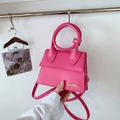 Trendige Handtasche in Pink aus mattem PU-Leder mit goldenen Akzenten und Umhängegurt - Rosenrot
