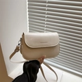 Bolso tipo silla de montar beige con correa ajustable y cierre de solapa de estilo elegante - Blanco