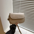 Bolso de hombro tipo silla de montar minimalista en color crema con acabado liso - Caqui
