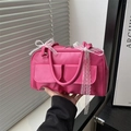 Sac polochon rose vif avec poches frontales et nœuds décoratifs en dentelle blanche - Rose rose
