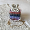 Detail der bunt gewebten Beuteltasche mit Perlengriff und goldener Kette - Lila