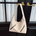 Bolso tote beige crema con textura de grano litchi y cremalleras diagonales dobles - Marfil
