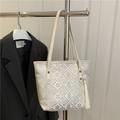 Elegante borsa tote in tessuto bianco crema con motivi geometrici e nappe a frange - Con Ciondolo / Bianco