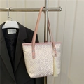 Borsa tote intrecciata rosa e beige con manici in pelle e nappa su un appendiabiti - Con Ciondolo / Rosa