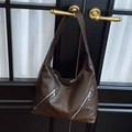 Bolso hobo de cuero marrón con textura de lichi y cremalleras plateadas decorativas - Chocolate