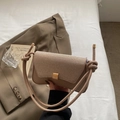 Elegante borsa baguette beige con fibbia metallica e dettaglio tracolla a nodo - Cachi