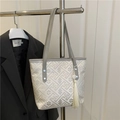 Borsa tote beige con motivo jacquard, nappa a frange e sottili spalline grigie - Grigio