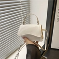 Mini sac bandoulière en cuir verni blanc avec rabat arrondi et poignée supérieure - Blanc
