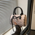 Bolso Boston plisado rosa con motivos de lazos negros y correa ajustable - Estilo Cilindro Rosa (468711)