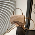 Sac bandoulière chic en cuir verni beige avec rabat incurvé et poignée demi-ronde - Kaki