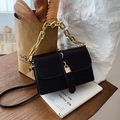 Borsa a tracolla nera vintage con catena dorata e cinturino regolabile in pelle - Nero