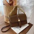 Borsa a tracolla in pelle marrone con catena dorata e chiusura a lucchetto chic - Marrone