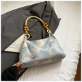 Hellblaue Seidentasche mit Stickerei und Holzperlengriff im modernen China-Stil - Blau