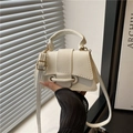 Borsa a mano beige in pelle a grana con forma trapezoidale e tracolla regolabile - Bianco