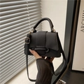 Borsa a mano minimalista in pelle martellata nera con manico e tracolla sottile - Nero