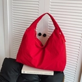 Grote rode hobo-tas in minimalistische nylonstijl met ruim interieur en schouderband - Rood