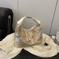 Borsa a mano a mezzaluna beige ricamata con motivi floreali di uccelli e nappe - Bianco