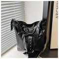 Dettaglio della borsa tote nera con grande fiocco e borchie sferiche argentate - Nero