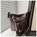 Dettaglio borsa tote caffè in pelle PU con fiocco grande e borchie argentate lucide - Marrone