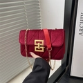 Petit sac rétro en velours rouge foncé avec bandoulière chaîne et matelassage - Rouge