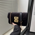 Sac à bandoulière chic en velours noir matelassé avec chaîne dorée et boucle en métal - Noir